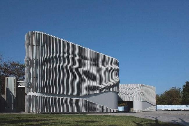 濟源淺談現(xiàn)代建筑采用網架結構安裝的主要優(yōu)勢和應用